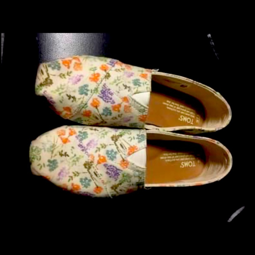Toms 7.5 women’s slip on flats